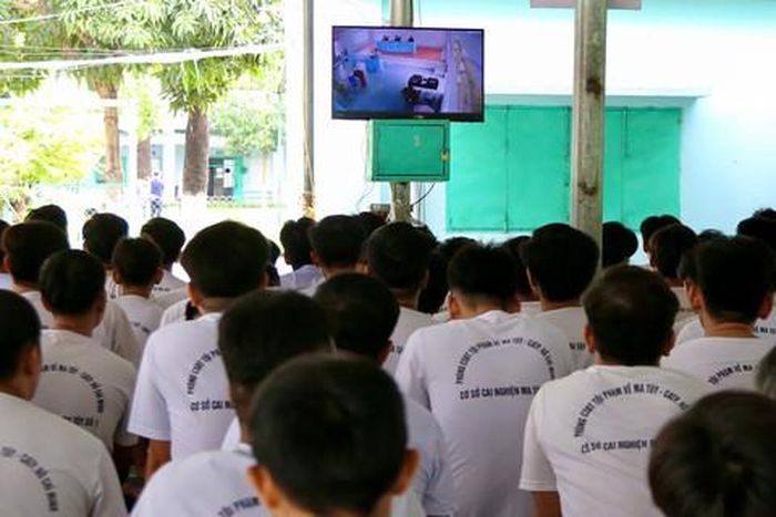Các học viên ngồi xem phiên xét xử qua màn hình