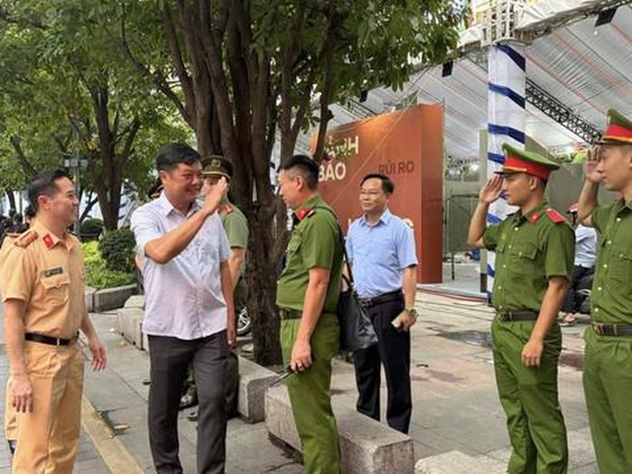 Đại tá Nguyễn Đình Dương, Phó Giám đốc CATPHCM động viên lực lượng làm nhiệm vụ