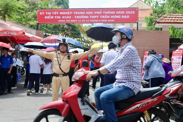 Cán bộ Đội CSGT Hàng Xanh tổ chức phân luôn giao thông khu vực điểm thi 