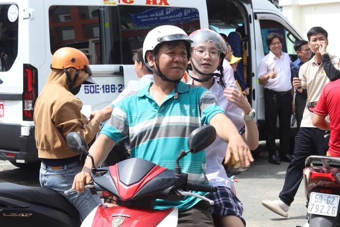 Phụ huynh vui mừng khi con hoàn thành môn tốt môn thi đầu tiên của kỳ thi tốt nghiệp THPT năm 2026