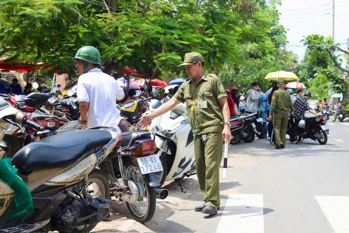 Lực lượng tham gia bảo vệ ANTT ở cơ sở hướng dẫn phụ huynh đậu xe ngay ngắn, không cản trở lưu thông