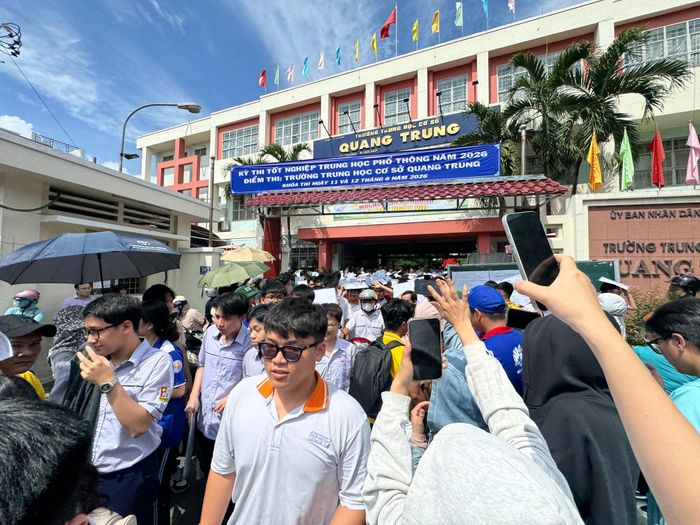 Các thí sinh hoàn thành môn thi đầu tiên tại điểm thi THCS Quang Trung (P.Gò Vấp)
