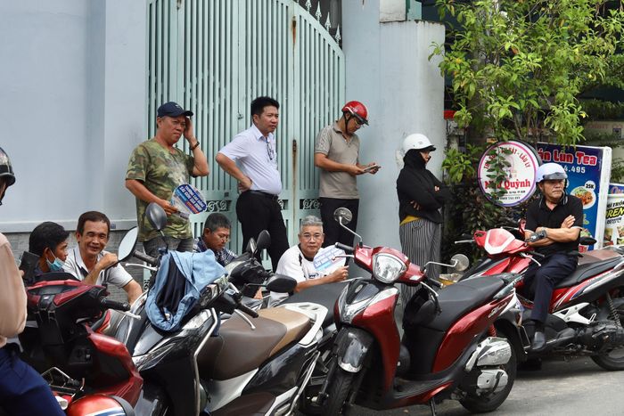 Nhiều phụ huynh nán lại dõi theo con mình 