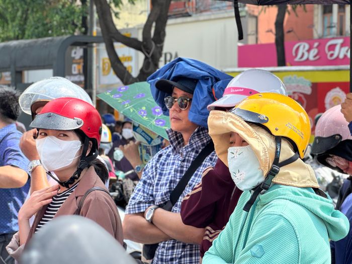 Bất chấp cái nắng nóng, nhiều phụ huynh vẫn không rời khu vực điểm thi, mong sớm gặp con sau giờ làm bài
