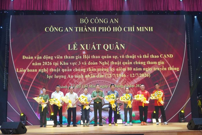 Thiếu tướng Tạ Văn Đẹp, Phó Giám đốc CATP tặng hoa, động viên đoàn VĐV tham gia Hội thao