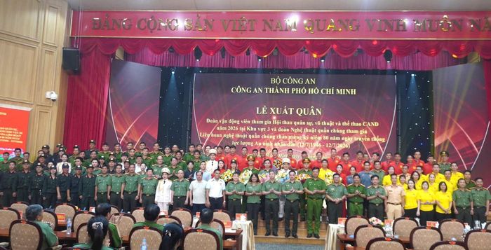 Ban Giám đốc CATP chụp hình lưu niệm cùng đoàn VĐV và diễn viên tham gia Hội thao, Liên hoan nghệ thuật quần chúng
