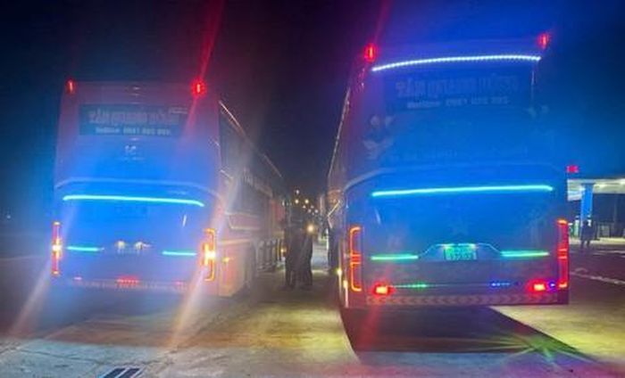 Lực lượng của Phòng CSGT Công an TP Đà Nẵng hỗ trợ di chuyển hành khách sang xe khách để tiếp tục hành trình.