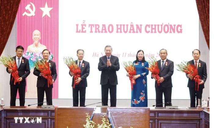 Tổng Bí thư, Chủ tịch nước Tô Lâm trao tặng Huân chương Lao động hạng Nhất, hạng Nhì cho các cá nhân vì có thành tích xuất sắc trong công tác cải cách tư pháp - Ảnh: Thống Nhất/TTXVN