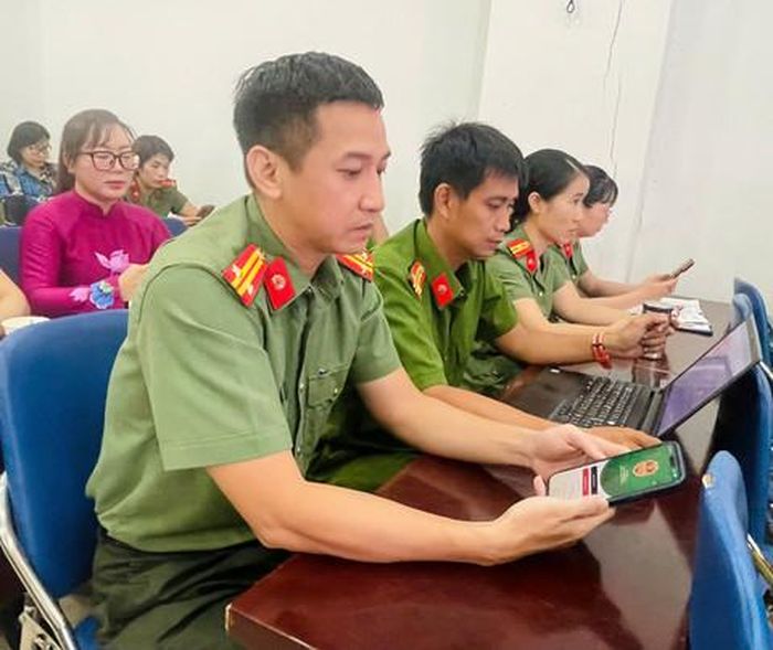 Các cán bộ chiến sĩ CATP thực hiện cài đặt app “SOS An ninh, trật tự” 