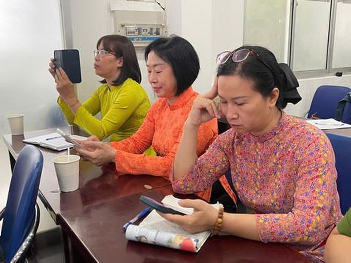 Các chị hội viên phụ nữ hưởng ứng cài app "SOS An ninh, trật tự" của CATP để nâng cao hiệu quả tuyên truyền, tiếp nhận thông tin và phản ánh tình hình an ninh, trật tự trên môi trường số