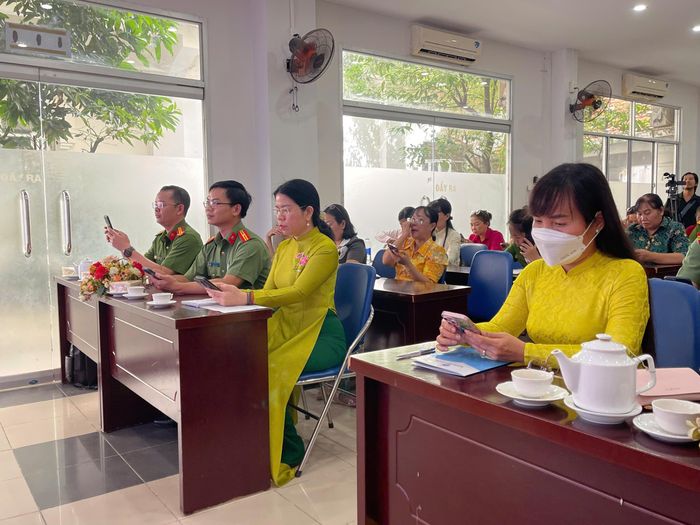 Các đồng chí lãnh đạo Hội LHPN TPHCM thực hiện cài app "SOS An ninh, trật tự"