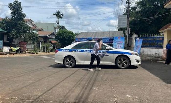 Đội CSGT đường bộ số 2 và Công an xã Chư Păh dùng xe chuyên dụng đưa thì sinh về lấy giấy báo dự thi.