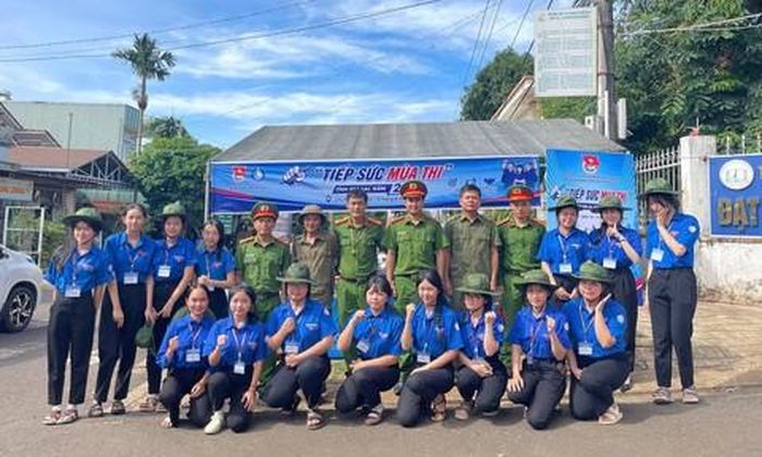 Công an xã Chư Păh cùng các thanh niên tình nguyện tại điểm thi.
