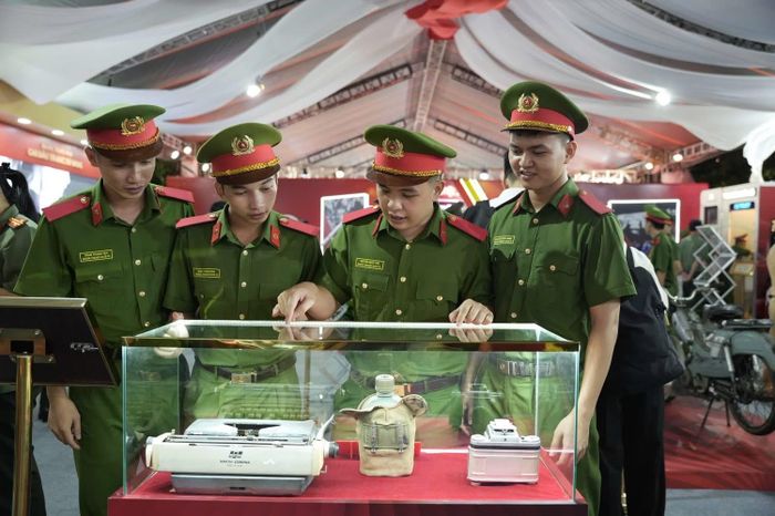Các chiến sĩ trẻ tham quan tại không gian triển lãm