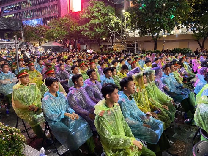 Dù trời mưa, nhưng rất đông cán bộ chiến sĩ và người dân đến theo dõi chương trình