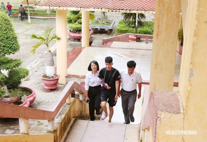 Thí sinh gãy tay được cán bộ tại điểm thi Trường THPT Lý Thái Tổ hỗ trợ đến phòng thi.