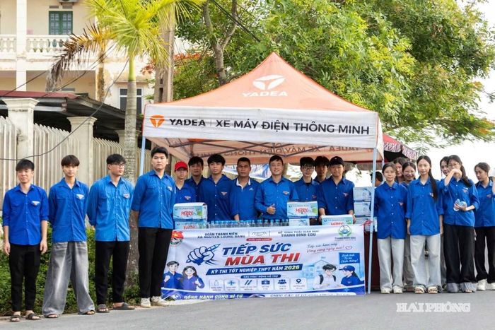 Đông đảo tình nguyện viên sẵn sàng hỗ trợ các em học sinh và phụ huynh trong kỳ thi tốt nghiệp THPT năm 2026.