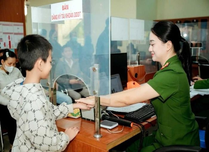 Cán bộ Công an Hưng Yên thực hiện thu nhận, kích hoạt tài khoản định danh điện tử mức độ 2 cho công dân. Ảnh: Công an Hưng Yên