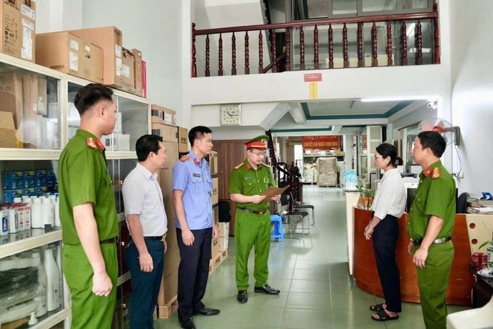 Cơ quan Cảnh sát điều tra đọc lệnh khám xét khẩn cấp nơi ở và nơi làm việc của Nguyễn Thị Thanh Huyền, SN 1981, Giám đốc Công ty TNHH Thương mại và Dịch vụ Sông Lam.