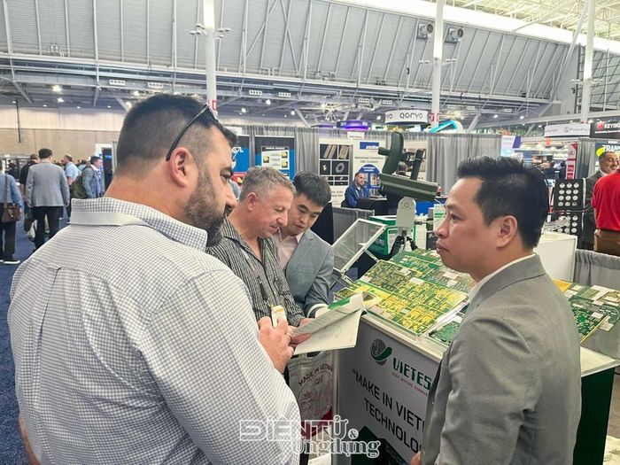 Ông Nguyễn Duy Chung trực tiếp trao đổi và giới thiệu năng lực sản phẩm với các kỹ sư quốc tế ngay tại khu trưng bày mang thông điệp "Make in Vietnam" Technology.
