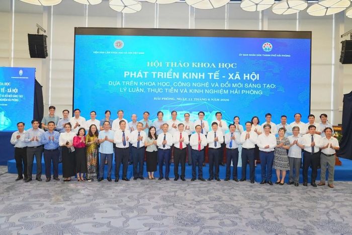 Các đại biểu chụp ảnh lưu niệm tại Hội thảo.