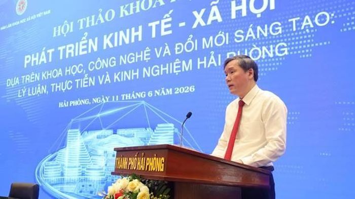 GS.TS. Lê Văn Lợi, Ủy viên Ban Chấp hành Trung ương Đảng, Chủ tịch Viện Hàn lâm Khoa học xã hội Việt Nam, Phó Trưởng Ban Chính sách, Chiến lược Trung ương, Phó Chủ tịch Hội đồng Lý luận Trung ương phát biểu đề dẫn tại Hội thảo.