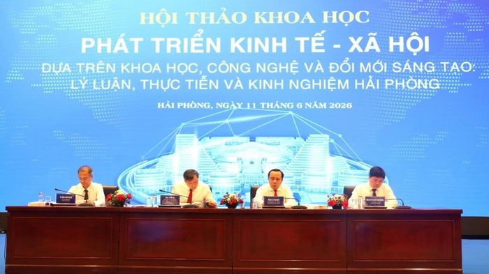 Phiên điều hành thứ nhất tại Hội thảo.