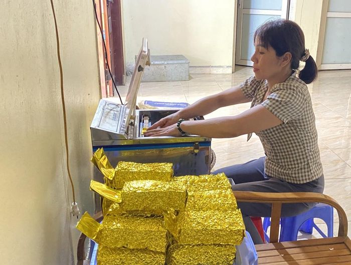  Chè khô thành phẩm của Cơ sở Nhất Hạnh được đóng gói bao bì hút chân không nhằm giữ nguyên hương vị và chất lượng trong quá trình bảo quản. Ảnh Quốc Sơn 
