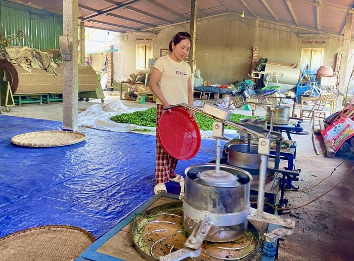  Cơ sơ Nhất Hạnh chú trọng đầu tư thiết bị chế biến chè, nâng cao chất lượng sản phẩm, gia tăng giá trị thương hiệu “Trà xanh Tại Hồ Sìn”. Ảnh Quốc Sơn 
