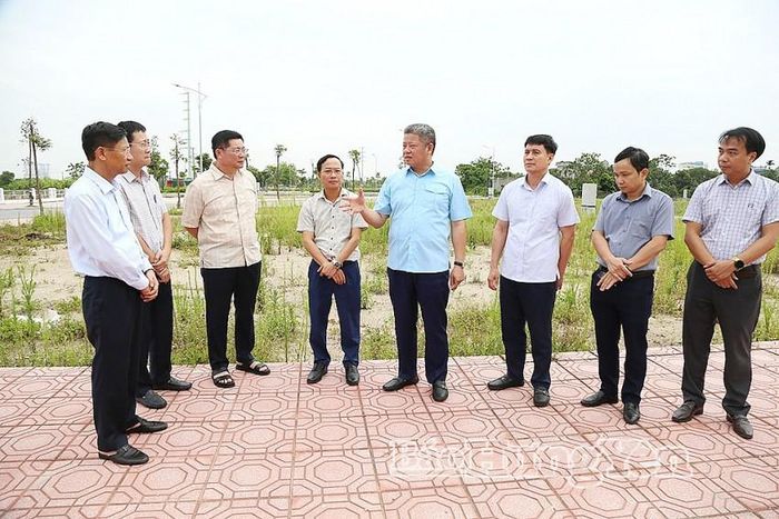 Phó Bí thư Tỉnh ủy, Chủ tịch UBND tỉnh, ông Nguyễn Mạnh Quyền trực tiếp kiểm tra một số dự án trên địa bàn phường Thái Bình. Ảnh nguồn Báo Hưng Yên