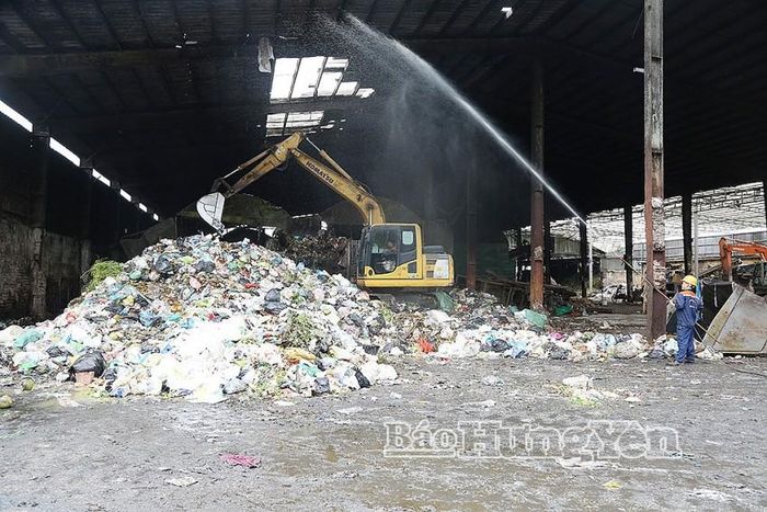 Công nhân Nhà máy xử lý rác phường Thái Bình thu gom, xử lý rác thải sinh hoạt. Ảnh nguồn Báo Hưng Yên