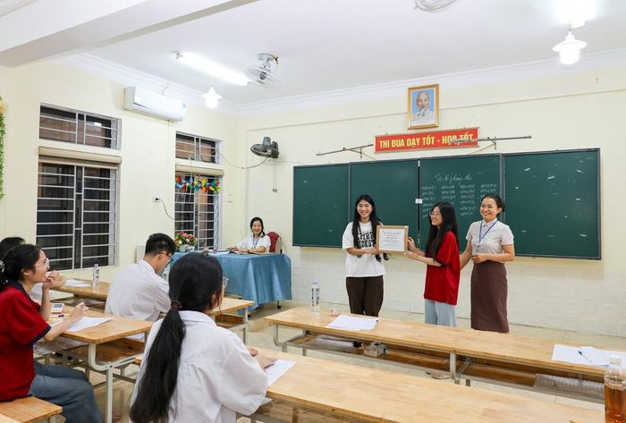 Các thí sinh kiểm tra túi đựng đề thi môn Ngữ Văn vào sáng 11/6.