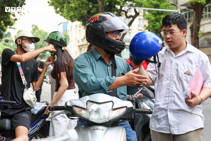 Ghi nhận của PV Báo Điện tử VTC News, hơn 6h sáng, khu vực trước điểm thi trường THPT Trần Phú đã rất đông phụ huynh đưa con em đến dự thi môn đầu tiên - Ngữ văn.