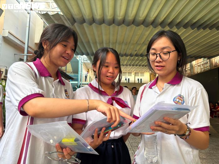 Các thí sinh kiểm tra lại giấy tờ tùy thân và dụng cụ làm bài trước khi vào phòng thi.