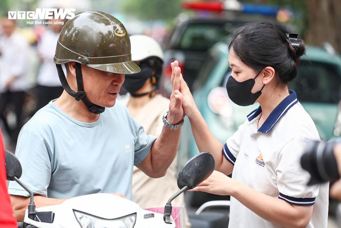 Những cái chạm tay đầy yêu thương như tiếp thêm động lực và sự tự tin, giúp các thí sinh vững vàng bước vào môn thi đầu tiên của kỳ thi tốt nghiệp THPT.
