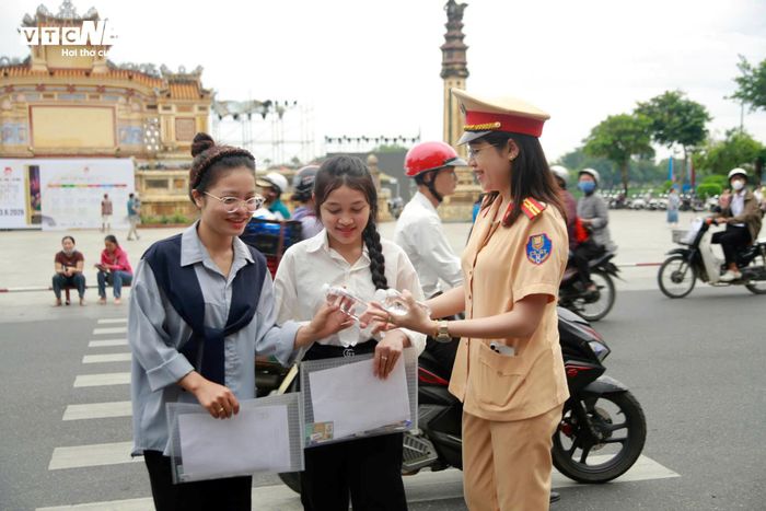 Ngoài trường thi, các tình nguyện viên, lực lượng CSGT, công an cũng luôn túc trực để sẵn sàng tiếp sức, cổ vũ tinh thần, hỗ trợ thí sinh và người nhà.