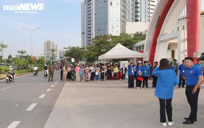 Tại kỳ thi năm nay, hơn 7.200 cán bộ, công chức, viên chức đã được huy động tham gia công tác coi thi, cùng với khoảng 1.000 người thuộc các lực lượng Công an, Quân đội, Y tế, Điện lực trực tiếp làm nhiệm vụ phối hợp bảo đảm an toàn, hậu cần tại các điểm thi.