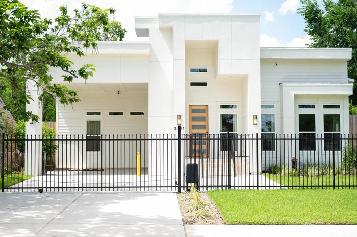 Shay và Ahmad rất hào hứng chào đón khách đến thăm nhà của họ ở Houston.