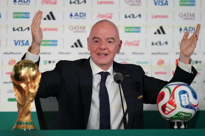 Chủ tịch FIFA phát biểu trong cuộc họp báo tại sân vận động ở Thành phố Mexico. (Ảnh: AP)