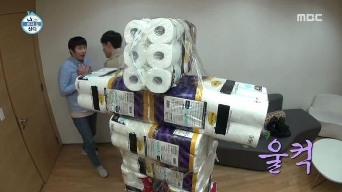 Những bịch giấy vệ sinh khổng lồ được buộc lại thể hiện mong muốn gia chủ giàu sang. (Ảnh: MBC)