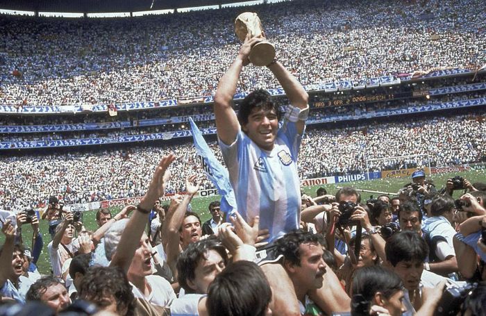 Diego Maradona nâng cao chiếc cúp vô địch sau khi Argentina đánh bại Tây Đức với tỷ số 3-2 tại chung kết World Cup 1986. (Ảnh: AP)