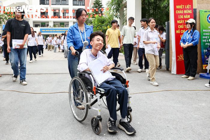 Thí sinh Đinh Thanh Sơn, học sinh Trường THPT Kim Liên, đăng ký xét tuyển vào Trường Đại học Luật Hà Nội bằng tổ hợp Toán - Văn - Anh, nhận định đề thi Ngữ văn năm nay có nhiều điểm mới và khác với dự đoán của em trước kỳ thi.