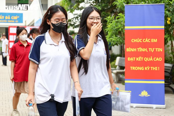 Những nụ cười rạng rỡ trên gương mặt các sĩ tử sau khi hoàn thành bài thi đầu tiên.