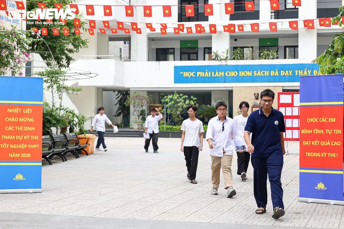 Các thí sinh rời phòng thi sau khi hoàn thành bài làm, phần lớn đều giữ tâm trạng thoải mái, tự tin và phấn khởi sau môn thi đầu tiên.