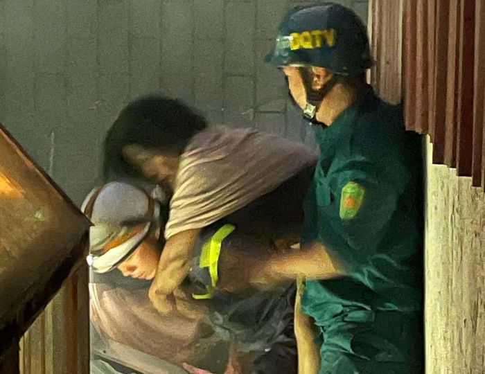 Lực lượng chức năng đưa nạn nhân ra ngoài an toàn.