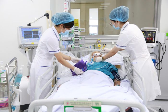 Điều dưỡng viên vệ sinh răng miệng cho bệnh nhân thở máy. 