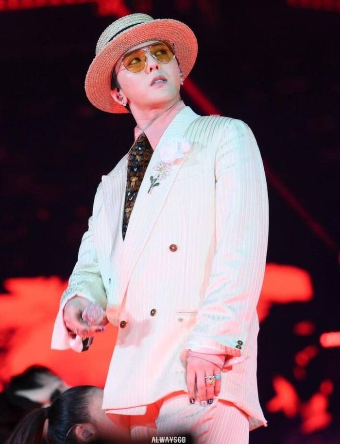 Trước đó, G-Dragon đã hai lần biểu diễn tại Việt Nam thu hút khoảng 100.000 giả.