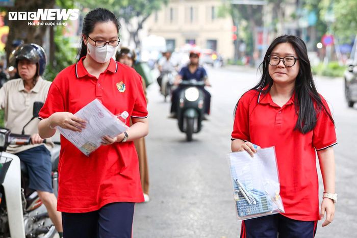 Dù lưu lượng giao thông tăng cao do trùng thời điểm người dân đi làm và học sinh đến điểm thi, tình hình giao thông trên địa bàn thành phố cơ bản ổn định, không xảy ra ùn tắc kéo dài.