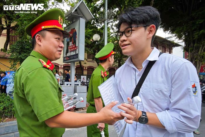 Bên cạnh nhiệm vụ bảo đảm giao thông, các cán bộ, chiến sĩ còn chuẩn bị nước uống miễn phí để phát cho thí sinh và phụ huynh. Nhiều trường hợp cần hỗ trợ cũng được lực lượng chức năng kịp thời giúp đỡ, góp phần tạo tâm lý yên tâm cho các em trước giờ làm bài.