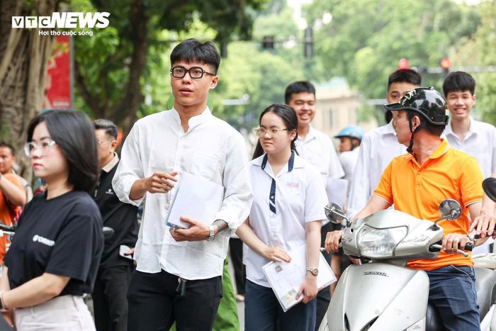 Đây cũng là năm đầu tiên kỳ thi được tổ chức thống nhất theo Chương trình giáo dục phổ thông 2018. Trong ngày 11/6, thí sinh hoàn thành hai môn thi bắt buộc là Ngữ văn và Toán. Sáng 12/6, các thí sinh tiếp tục dự thi bài thi tự chọn theo chương trình học.